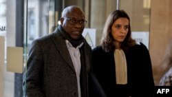 Sosthene Munyemana arrive avec son avocate au Palais de justice de Paris, le 14 novembre 2023.
