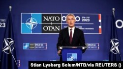 옌스 스톨텐베르그 북대서양조약기구(NATO∙나토) 사무총장이 1일 노르웨이 오슬로에서 이틀째 진행된 나토 외무장관 회의 직후 기자회견하고 있다. 