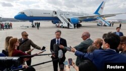 El secretario de Estado de Estados Unidos, Antony Blinken, habla con los medios de comunicación sobre sus reuniones con sus homólogos turcos, antes de partir del aeropuerto Ankara Esenboga en Ankara, el 6 de noviembre de 2023.