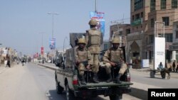 Une patrouille de soldats de l'armée pakistanaise dans les rues de Dera Ismail Khan, à 270 km au sud-ouest d'Islamabad, le 23 février 2009.