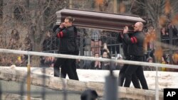 Hombres llevan el ataúd del líder de la oposición rusa Alexei Navalny a la Iglesia Ícono de la Madre de Dios Alivia mi Sufrimiento, en Moscú, Rusia, el viernes 1 de marzo de 2024.