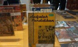 Sejumlah buku pelajaran dan majalah pendidikan pada masa lampau, koleksi Museum Pendidikan Surabaya. (Foto: VOA/ Petrus Riski).