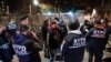 Des policiers se rassemblent après avoir appréhendé des suspects lors d'un raid dans l'arrondissement de Brooklyn à New York, mardi 4 janvier 2022. 