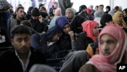 Ratusan keluarga Suriah menunggu registrasi di kantor badan PBB untuk pengungsi di Beirut, Lebanon (30/1). (AP/Hassan Ammar)