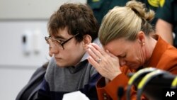 佛罗里达州帕克兰枪击案凶手尼古拉斯·克鲁兹(Nikolas Cruz)和其辩护律师梅丽莎·麦克尼尔(Melisa McNeill)正在听取判决宣读。(2022年10月13日)