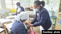 Umntwana ehlolwa ngumongikazi