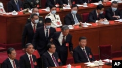 2022年10月22日，在北京人民大会堂举行的中共二十大闭幕式上，前中共总书记胡锦涛被警卫扶着离席。