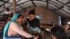 Un sanitario de la OMS suministra una vacuna contra la Polio a un niño en un centro de Lahoré, Pakistán, el 24 de octubre de 2022.