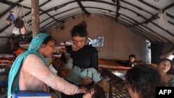 Un sanitario de la OMS suministra una vacuna contra la Polio a un niño en un centro de Lahoré, Pakistán, el 24 de octubre de 2022.