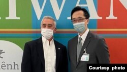 眾議院情報委員會共和黨成員溫斯特魯普（圖左）2022年10月12日抵達台灣，展開為期三天訪問。 （照片來源：台灣外交部）