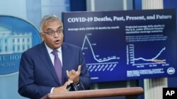 El coordinador de la respuesta al COVID-19 de la Casa Blanca, Ashish Jha, durante una sesión informativa en la Casa Blanca, Washington, el martes 11 de octubre de 2022. (AP Foto/Susan Walsh)