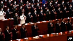 中共領導人習近平和其他中共二十大代表在閉幕式上。（2022年10月22日）