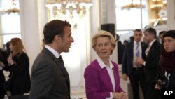 La presidenta de la Comisión Europea, Ursula von der Leyen habla con el presidente de Francia, Emmanuel Macron, durante una reunión de la Comunidad Política Europea en el Castillo de Praga, en República Checa, el jueves 6 de octubre de 2022. (Foto AP/Darko Bandic)
