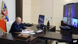 Ruski predsednik Vladimir Putin govori na virtuelnom sastanku sa nastavnicima (Foto: Gavriil Grigorov, Sputnik, Kremlin Pool Photo via AP)