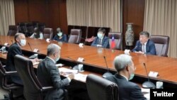 台灣衛生部長陳時中（上排右1)2020年4月27日在台灣外交部與美國衛生部長阿扎爾舉行電話會議，下排左1為酈英傑(台灣外交部推特)