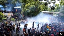 斯里蘭卡警方向衝擊總理辦公室的抗議人士發射催淚瓦斯以驅散抗議人士（2022年7月13日）
