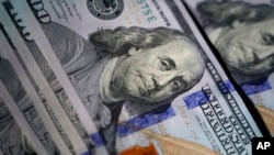 ARCHIVO - La imagen de Benjamin Franklin se ve en billetes de 100 dólares estadounidenses, en Marple Township, Pensilvania, el 14 de julio de 2022.