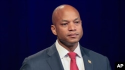 ARCHIVO - Wes Moore, autor de best-sellers y exdirector ejecutivo de la Fundación Robin Hood, se encuentra en un podio justo antes de un debate en el estudio de la Televisión Pública de Maryland en Owings Mills, Maryland, el 6 de junio de 2022.