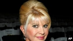 ARHIVA - Ivana Tramp, prva supruga bivšeg američkog predsednika Donalda Trampa (Foto: AP/Jason DeCrow)