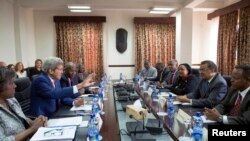 Menlu AS John Kerry (dua dari kiri) dalam pertemuan dengan Menlu Ethiopia Tedros Adhanom (dua dari kanan), Menlu Kenya Amina Mohamed (tiga dari kanan) dan Menlu Uganda Sam Kutesa (kanan) di Addis Ababa (1/5).