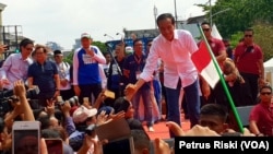 Joko Widodo menyapa masyarakat yang tergabung dalam Forum Alumni Jawa Timur 01, di Surabaya (foto Petrus Riski-VOA)