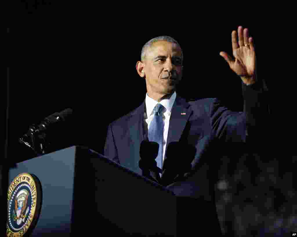 Presiden AS Barack Obama melambaikan tangan saat menyampaikan pidato perpisahan di McCormick Place di Chicago (10/1). (AP/Pablo Martinez Monsivais)