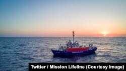 Le navire humanitaire Lifeline avec 233 migrants à bord au large de l’Ile de Malte, 26 juin 2018. 