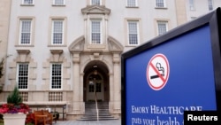 Los dos estadounidenses infectados con el virus reciben tratamiento con un suero experimental en el hospital de la Universidad Emory, en Atlanta, Georgia.