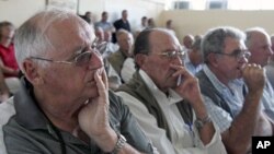 Zimbabwean farmers attend a meeting of white commercial farmers in the capital Harare (2010 file photo)