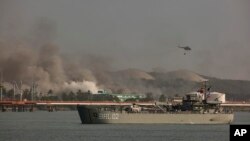 El buque militar mexicano Bal 02 llega para ayudar a combatir un incendio en una gran instalación de almacenamiento de petróleo en Matanzas, Cuba, el martes 9 de agosto de 2022. (Foto AP/Ismael Francisco)