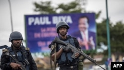 Des membres de la gendarmerie camerounaise patrouillent sur la place Omar Bongo à Buea, le 3 octobre 2018, lors d'un rassemblement politique du parti au pouvoir, le RDPC. (Photo de MARCO LONGARI / AFP)