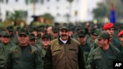 El presidente de Venezuela, Nicolás Maduro, centro, junto al ministro de Defensa, general Vladimir Padrino López, izquierda, que llegan para una reunión con las tropas en Fuerte Tiuna, Caracas, Venezuela, el 2 de mayo de 2019.
