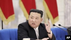 ARCHIVO - En esta fotografía facilitada por el gobierno norcoreano, el gobernante de Corea del Norte, Kim Jong Un, asiste a una reunión de la Comisión Militar Central del gobernante Partido de los Trabajadores, en Pyongyang, Corea del Norte, en junio de 2022. 