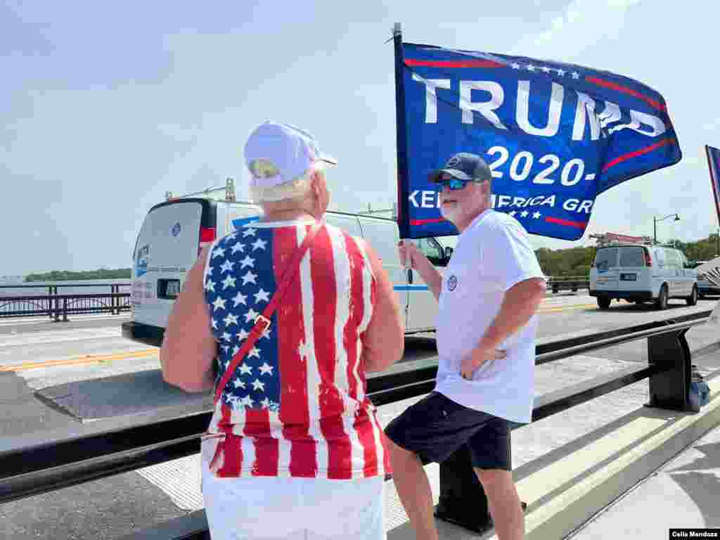 Manifestantes se movilizaron a las afueras de la residencia de Donald Trump para apoyarlo tras la redada ejecutada el lunes por el FBI.