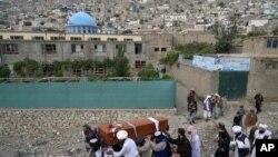 Dolientes cargan el cuerpo de una víctima de un ataque en una mezquita de Kabul, Afganistán, el jueves 18 de agosto de 2022. Al menos 10 personas murieron en la explosión en una mezquita durante las plegarias del miércoles por la noche, incluido un destacado clérigo. 