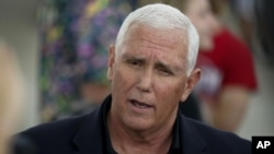 El exvicepresidente estadounidense Mike Pence habla con reporteros durante una visita a la Feria Estatal de Iowa el 19 de agosto del 2022 en Des Moines, Iowa. (AP Foto/Charlie Neibergall)