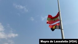 As bandeiras da UNITA (por cima) e do MPLA vistas num poste de luz numa avenida do Camama, subúrbio de Luanda. 