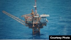 日本防衛省也公開了軍機在東中國海拍攝到的中國油氣田鑽台照片（日本防衛省資料照片）