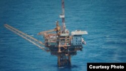 日本防衛省也公開了軍機在東中國海拍攝到的中國油氣田鑽台照片（日本防衛省資料照片）