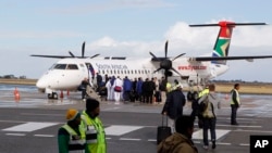 Des passagers embarqués dans un avion attendent le décollage à l'aéroport George, en Afrique du Sud, 16 juin 2010. 