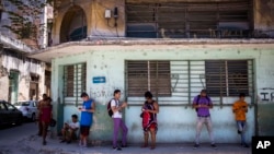 En esta foto de archivo del 22 de agosto de 2018, cubanos usan sus teléfonos inteligentes para navegar por Internet en La Habana, la capital de Cuba. 