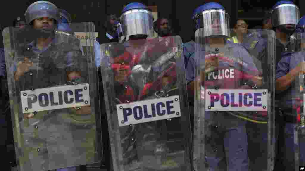 La police garde l'entrée de la cour de Justice de Pretoria, en Afrique du Sud, le 2 novembre 2016.