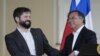 El presidente de Chile, Gabriel Boric, a la izquierda, le da la mano a su par de Colombia, Gustavo Petro, al comienzo de una conferencia de prensa en el palacio presidencial de Bogotá, Colombia, el lunes 8 de agosto de 2022. (AP Foto/Fernando Vergara)