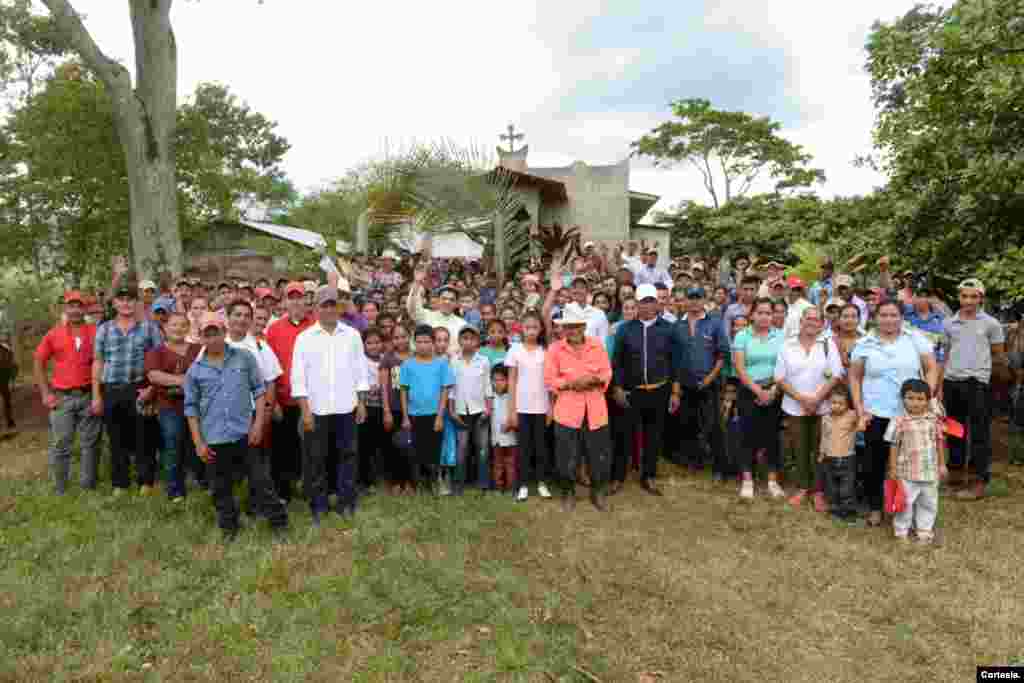 Monseñor Rolando Álvarez visita una comunidad al norte de Nicaragua. Foto: Cortesía Óscar Navarrete/La Prensa