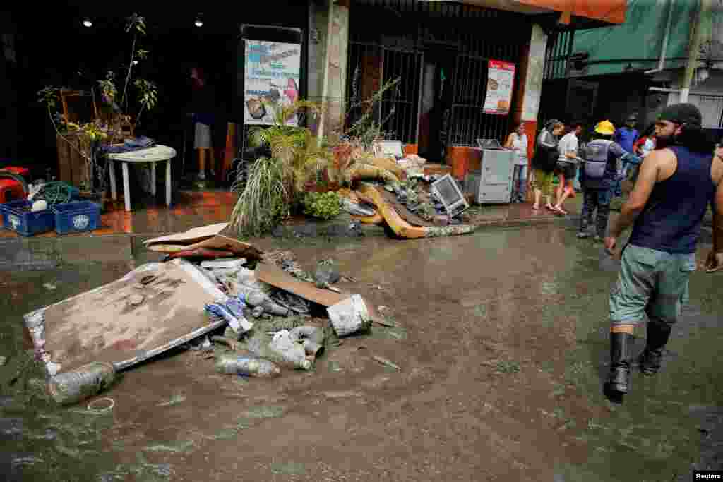 Mesas, electrodomésticos y otras pertenencias de habitantes de la zona quedaron cubiertas de lodo.