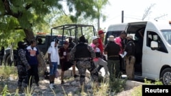 Migrantes venezolanos que buscan asilo son detenidos por la Policía Estatal de Coahuila y oficiales de inmigración mientras intentan llegar al río Grande para cruzar a EEUU, en Piedras Negras, México, el 26 de julio de 2022. REUTERS/Go Nakamura