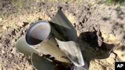 Fragmentos de un cohete cerca de la Planta Nuclear Zaporiyia, bajo control militar ruso en el sudeste de Ucrania. Foto entregada por el Servicio de Prensa del Ministerio de Defensa de Rusia el 7 de agosto de 2022. (Servicio de Prensa del Ministerio de Defensa de Rusia via AP)