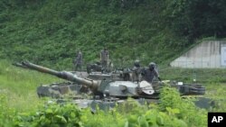 ARCHIVO - Soldados del ejército de Corea del Sur se preparan para ejercicios militares el miércoles 27 de julio de 2022, en un campo de entrenamiento en Paju, Corea del Sur. (AP Foto/Ahn Young-joon, archivo)