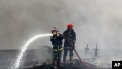 Los bomberos trabajan para apagar un incendio mortal en una instalación de almacenamiento de petróleo en Matanzas, Cuba, el martes 9 de agosto de 2022.