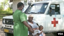 Zimbabwe health officials conduct measles immunization in Mutasa district about 300 kilometers east of Harare in May 2022. (Columbus Mavhunga/VOA)